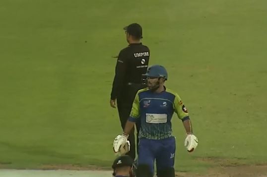 4464! Usman Khan takes Attaullah for a ride