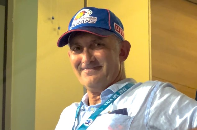 Tim David's Father cheers for MI at Wankhede
