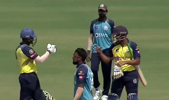 Jadhav, Santhamoorthy star as Warriors thrash Smashers