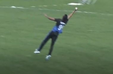 AIRBORNE! Udugodage takes a superman catch