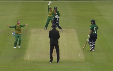 IRE-W's batting order topples as Luus & Ismail take 3-fers