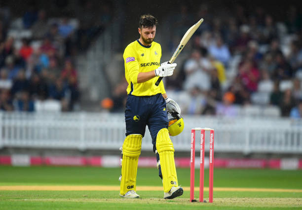 Hampshire hold their nerve to beat Somerset in high-scoring thriller