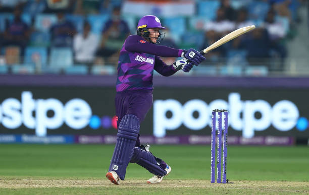 9 Fours, 4 Sixes! Leask's heroic knock of 85