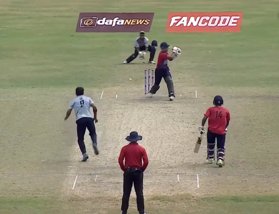 Deka's top spell of 3 for 11 gives hope to the Riders