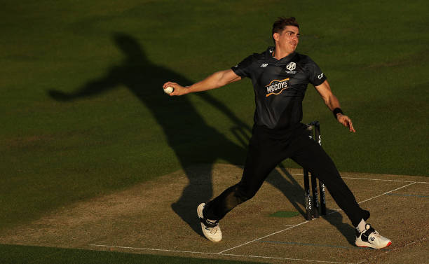 ONE-HANDED STUNNER! Abbott shows great reflexes to dismiss Vince