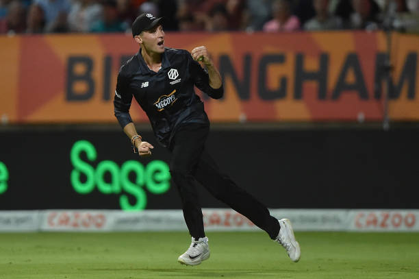 4 for 22! Hartley's brilliant spell troubles the Phoenix batters