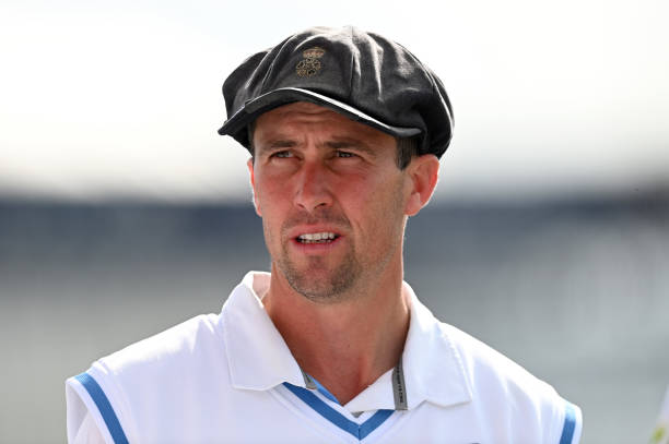 43 off 26! Madsen's heroics guide Manchester to a decent total of 161