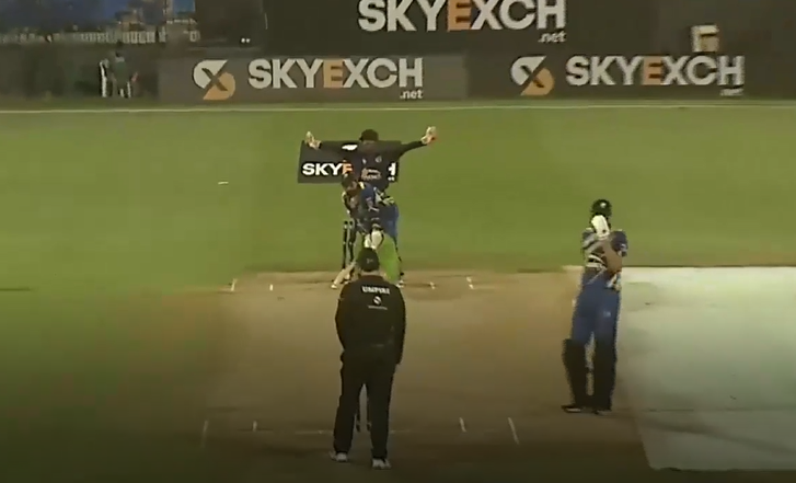 4 wickets, 2 maiden overs! Harsh is a on a roll!