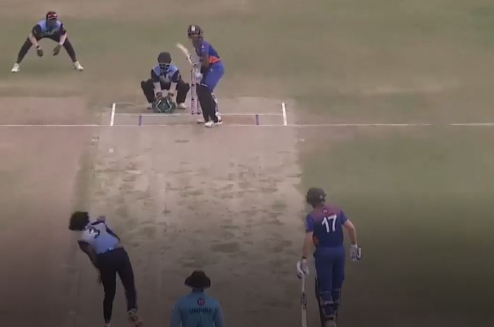 3 wickets and a maiden over! Saxena puts a brilliant spell