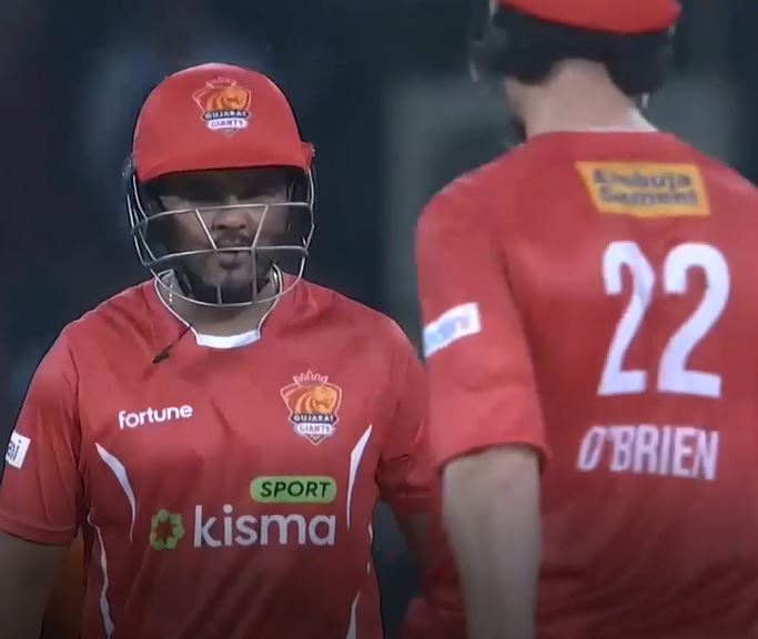 4644! Parthiv Patel takes Chris Mpofu for a ride
