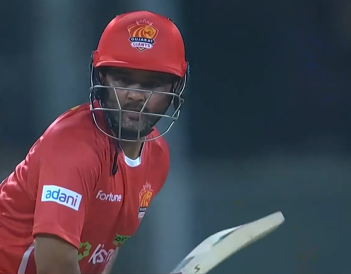 6 fours and 1 six! Parthiv lights it up for Gujarat Giants