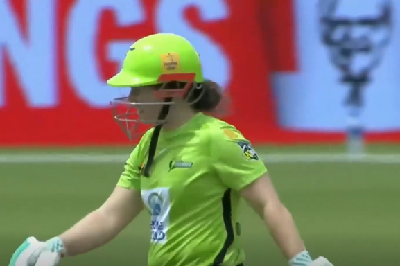 Tammy Beaumont's gritty 77 leads Thunder to 166