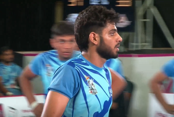 Mandeep Kumar shines as Magnets crush Veers 42-37