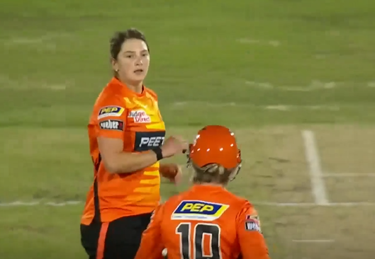 3 for 13! Taneale Peschel stings Hobart Hurricanes