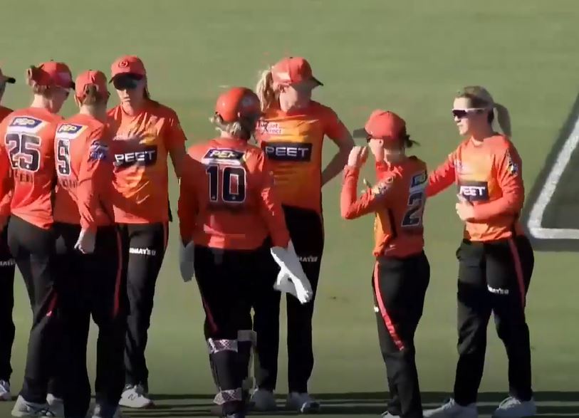 Buoyant Strikers floor Scorchers by 6 wickets