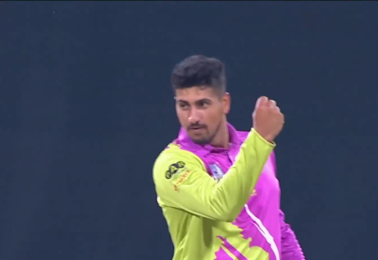 Ripper! Manack does a Murali, turns it big time