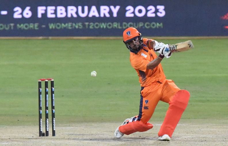 Snyman's 53 off 30 helps Knights put up 179