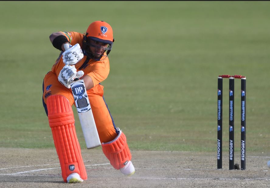 Cloete's valiant half-ton anchors Knights chase