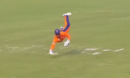 AIRBORNE! Cloete takes a one-handed stunner
