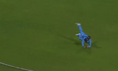 AIRBORNE! Brevis grabs a magnificent catch on the ropes