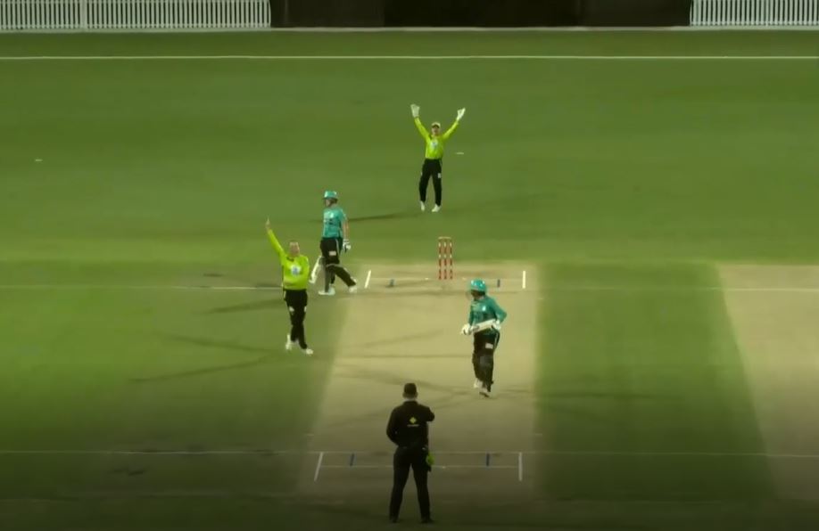 Lea Tahuhu's 3-fer gets the better of Sydney Thunder batters