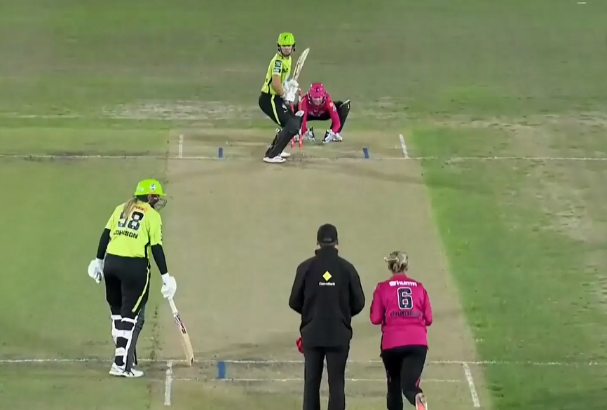 Gardner's 3-fer puts Sydney Thunder on the backfoot