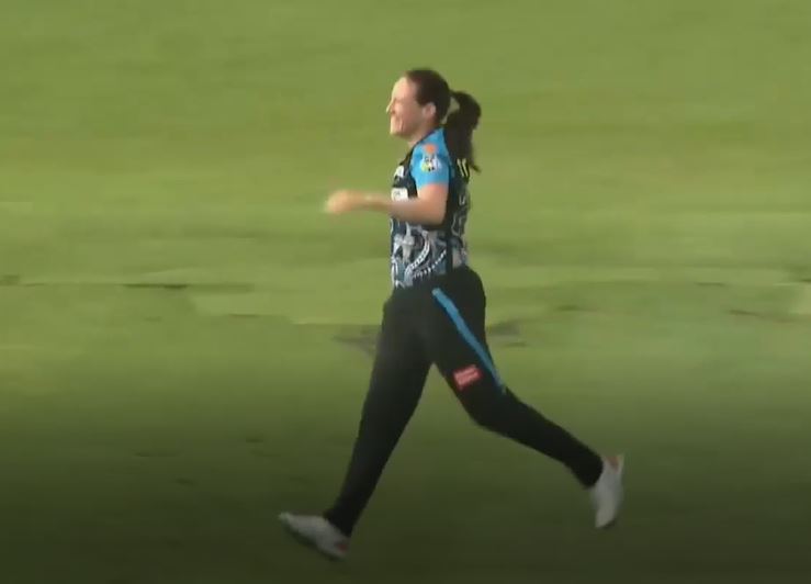 Schutt's 3-wicket haul restricts Heat to a low total