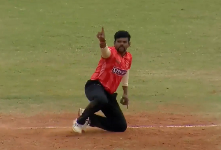 3 for 11 in 3.2 overs! Karthigesan hits final nail in the coffin