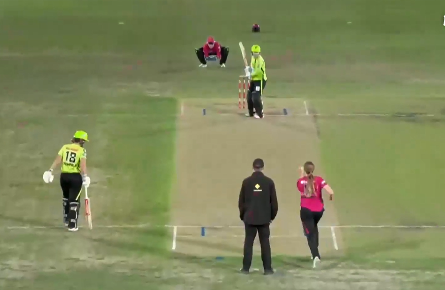 3 for 21! Lauren Cheatle bowls a disciplined spell