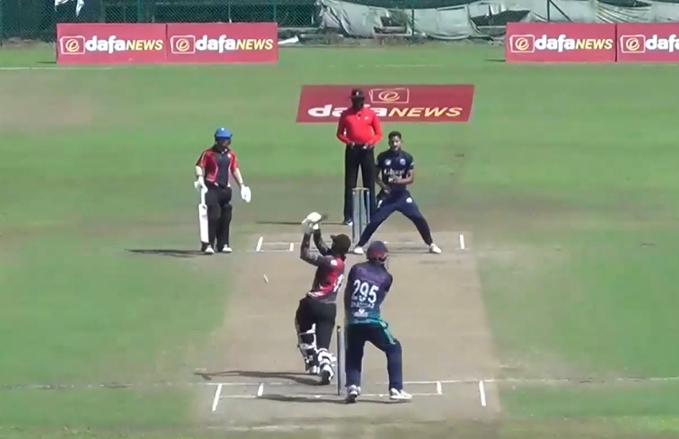4 for 11! Daniyal Saleem bowls a top spell
