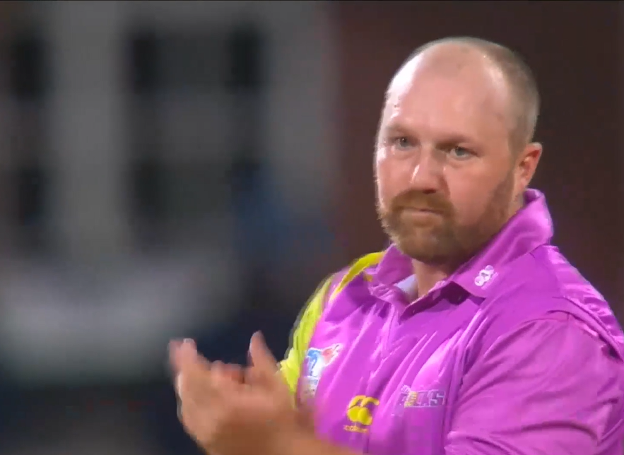 3 for 22! Shaun von Berg bowls a disciplined spell