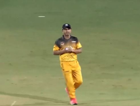 Mighty Karwan sail past Lions by 6 wickets