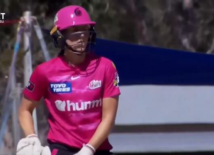 Perry's 69-run knock helps Sixers put up 155