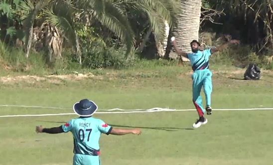 One Hand Stunners! Waqar and Qadir put on a show