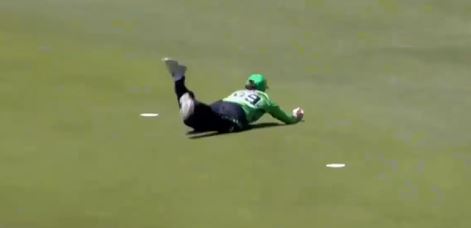 STUNNER! Moloney takes a one-handed diving catch