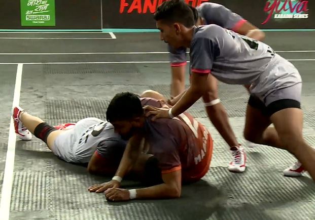 Hitesh's tackles put Tigers on the backfoot