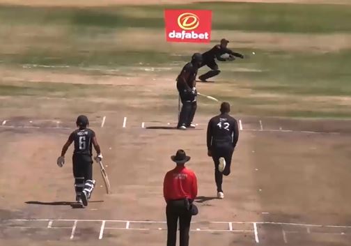 JJ Smit restricts USA to 211 with his 3-fer