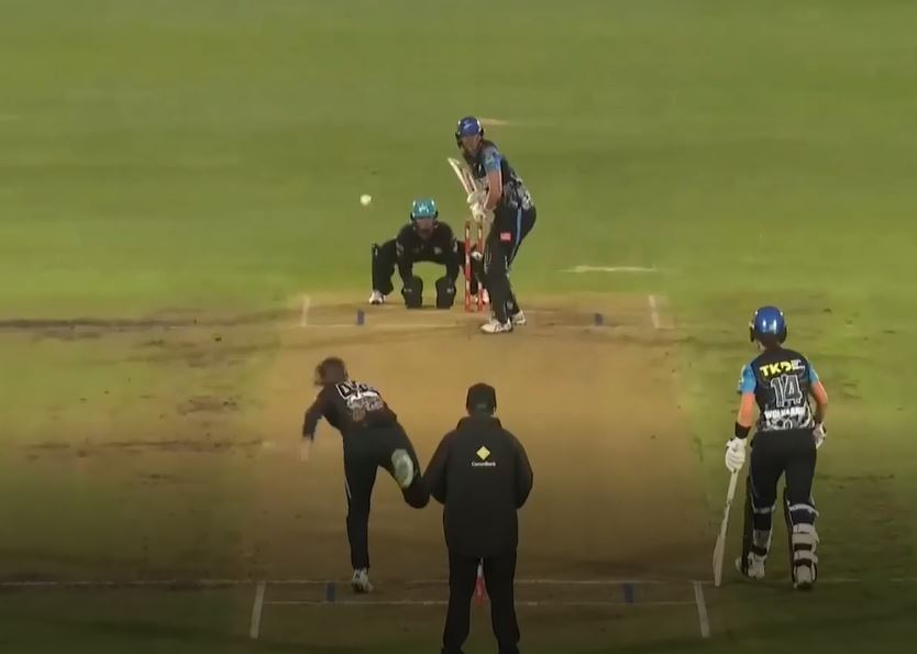 3 for 23! Amelia Kerr dismantles Strikers