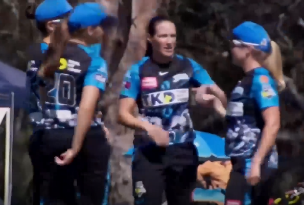 4 for 20! Megan Schutt rips through Perth's batting