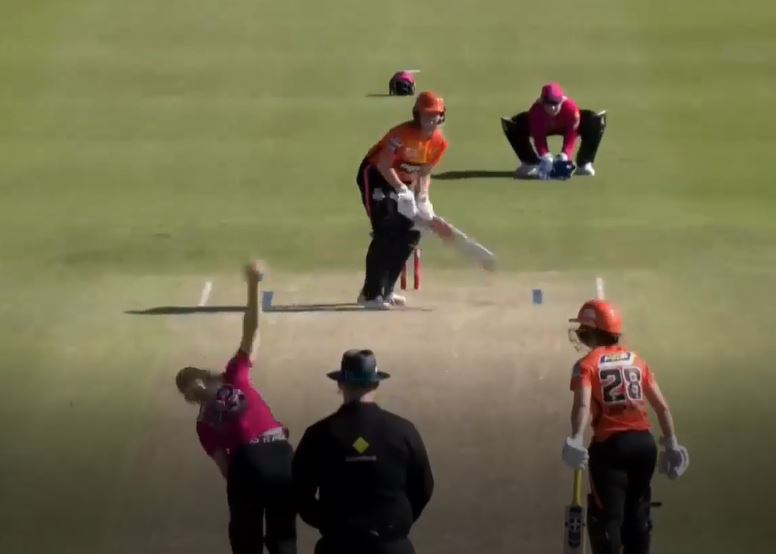 4644! Beth Mooney smashes Maitlan Brown all over the park