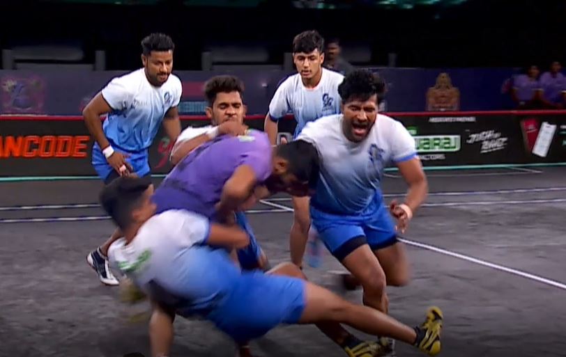 Yogesh Dahiya's valiant tackles dent Arrows