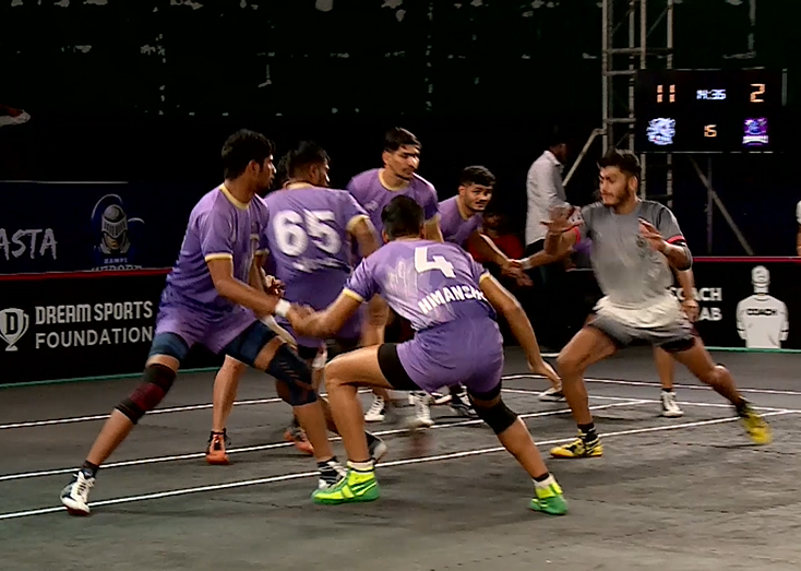 Dillar Dulla amasses seven raid points in a fiery contest