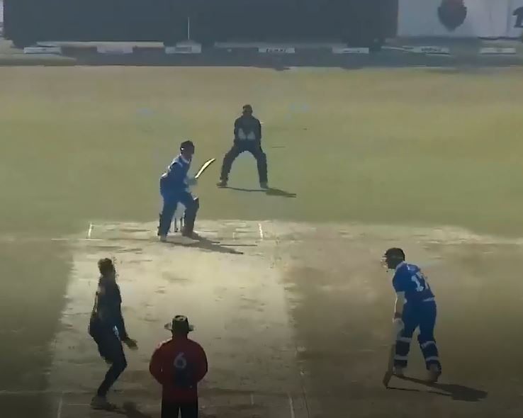 Schalwyk's 3-fer puts Avengers on the backfoot