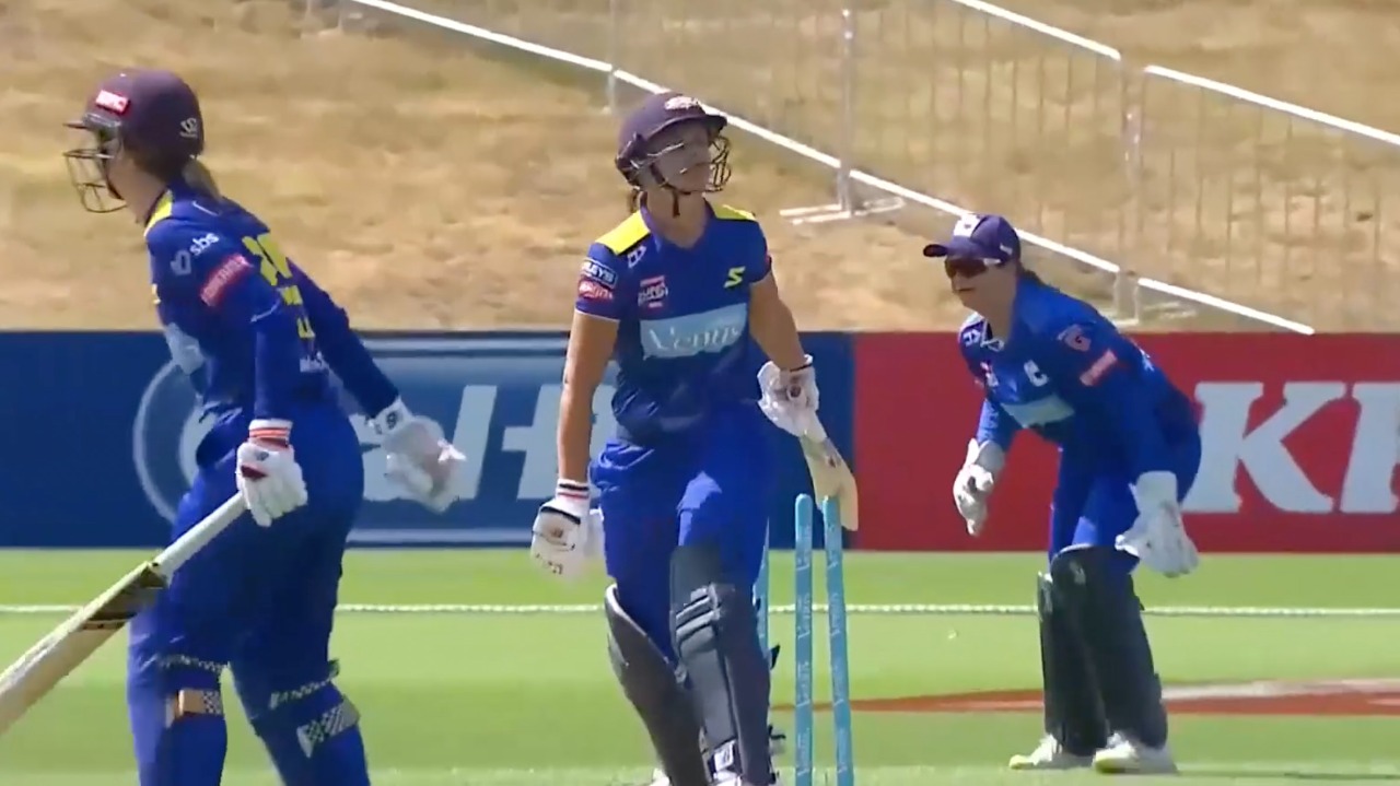 HIT WICKET! Suzie Bates gets out in a bizarre manner