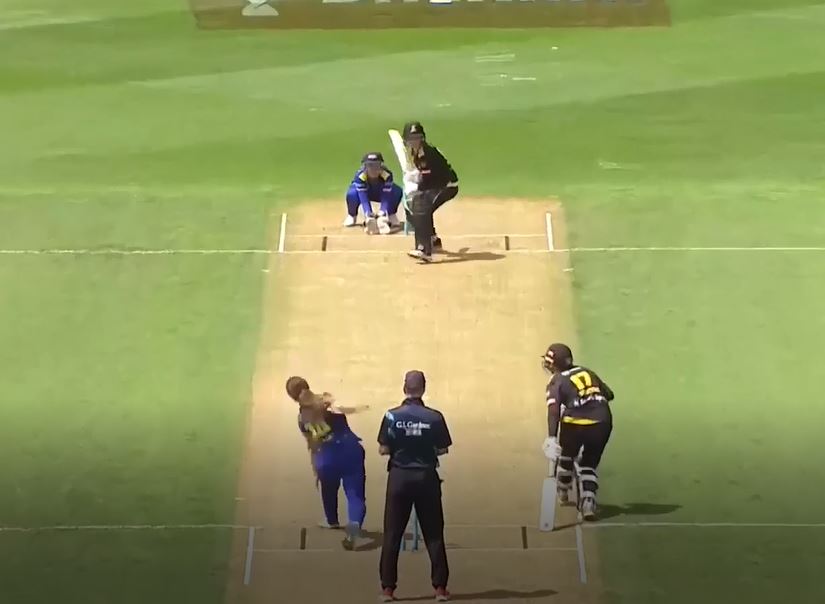 Emma Black stings Blaze with a 3-fer