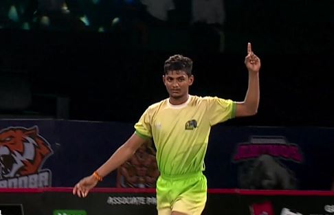 Mukesh stuns Magnets with his valiant raid