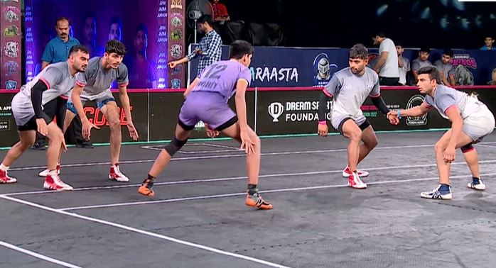 Rohit troubles Magnets' defenders with his raids
