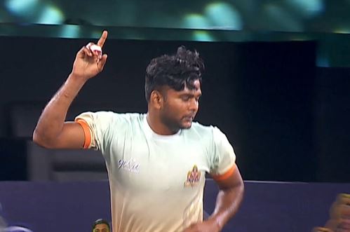 Dhinesh topples Rhinos with his raids