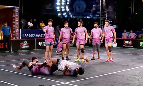 Mandeep rattles Rhinos with his valiant raids