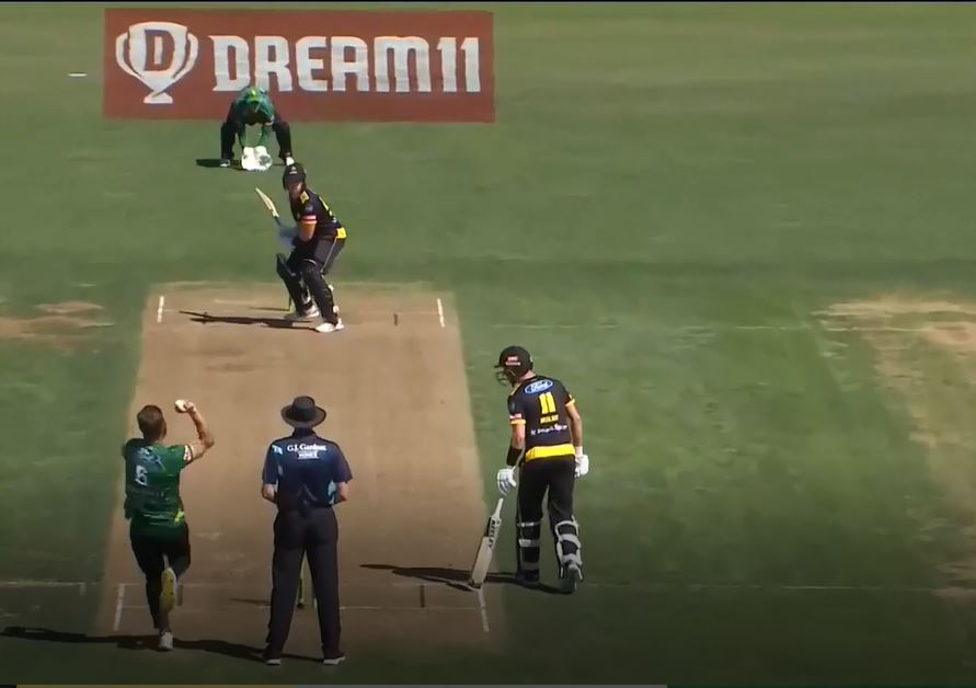 444442wd3! Logan Van Beek smashes 25 runs to finish the innings